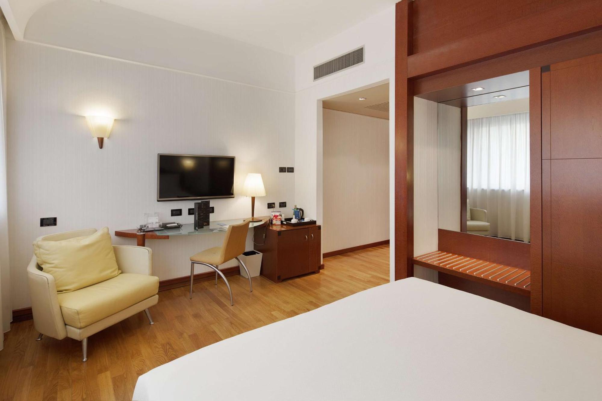 Hotel NH Milano Machiavelli Esterno foto